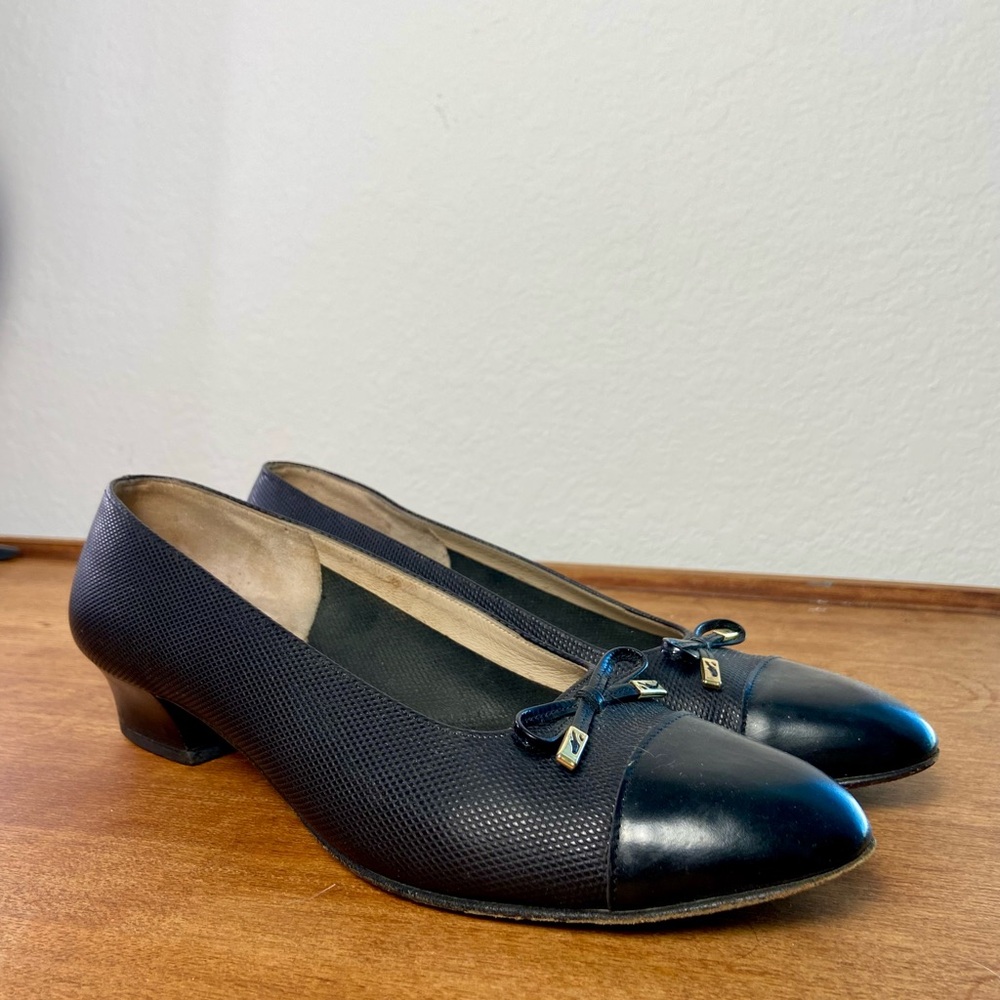 Vintage 1990s Salvatore Ferragamo Classic Luxury Black Leather Bow Heeled Pumps - Picture 2 of 13